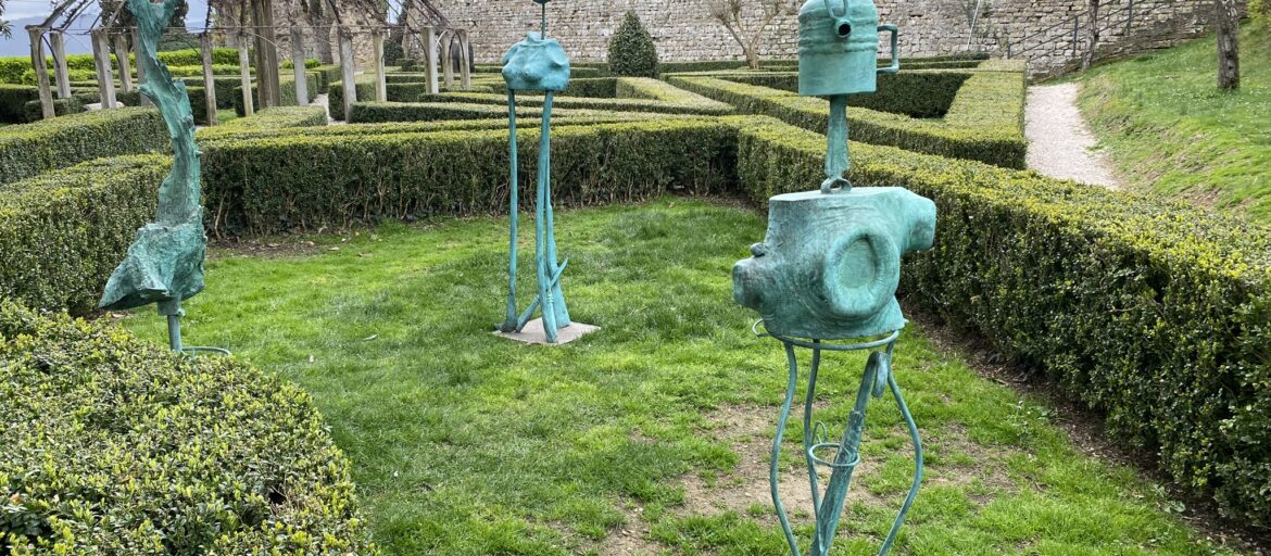 Foto di statue di Grudda nel giardino della Fortezza a Montepulciano