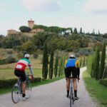 Immagine di due ciclisti in una strada di campagna di Montepulciano