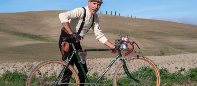 uomo in bicicletta durante evento Poggi e Buche